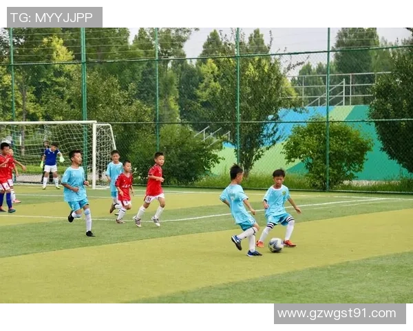 90后足球明星在绿茵场上的精彩瞬间与踢球风采展示